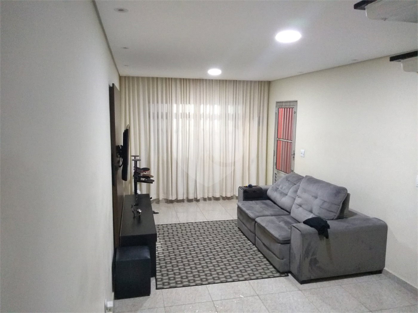 Sobrado à venda com 3 quartos, sendo 1 suíte, em Vila Santa Margarida, Ferraz de Vasconcelos, SP