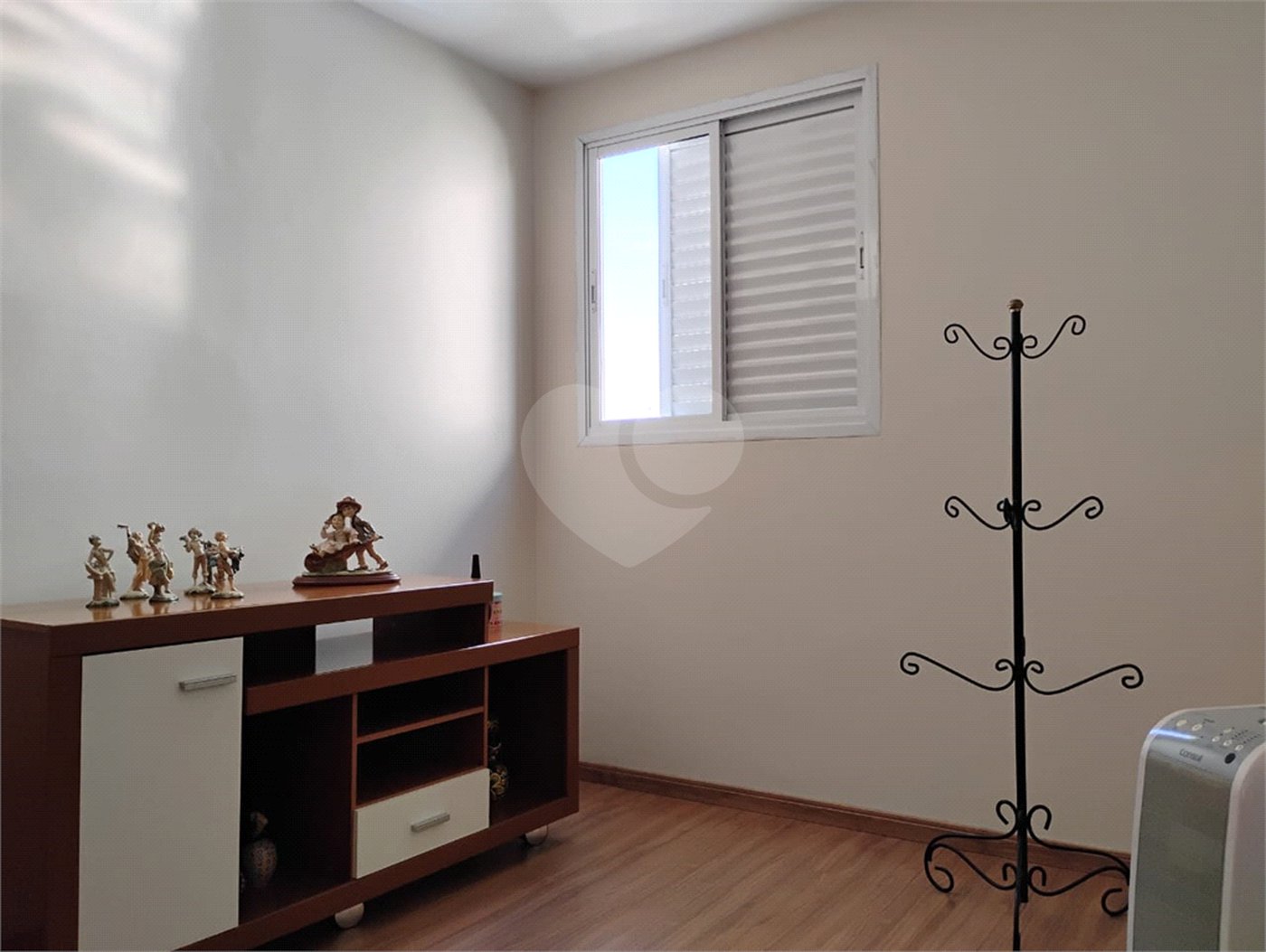 Vende-se apartamento no Jardim Aeroporto com 03 dormitórios