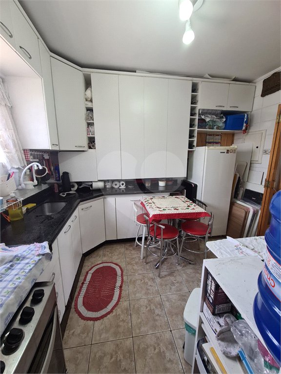 Apartamento com 3 dormitórios, sendo 1 suíte.