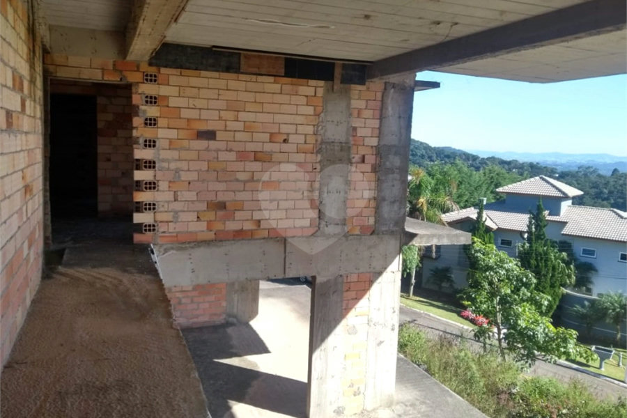 Sobrado à venda com 4 suítes em Roseira, Mairiporã, SP