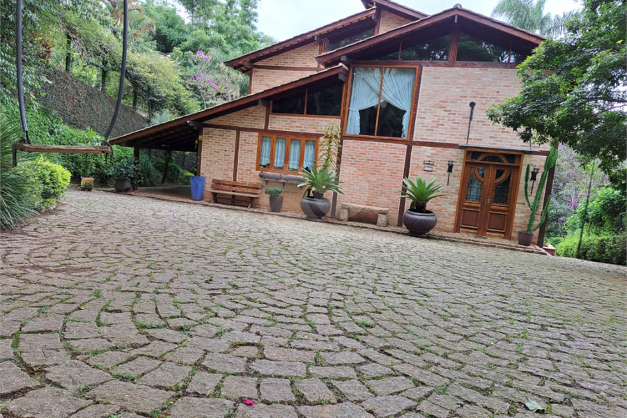 Casa à venda ou para alugar com 3 quartos, sendo 1 suíte,  no condomínio Parque Petrópolis 4 Secção, Mairiporã - SP