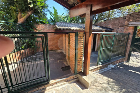 Casa à venda com 4 quartos, sendo 2 suítes, em Cidade São Francisco, São Paulo, SP