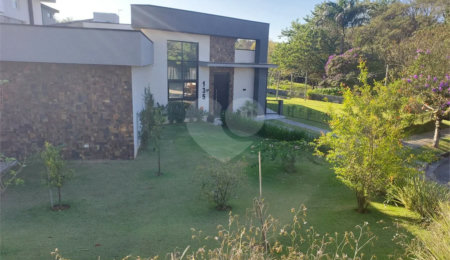 Casa à venda com 4 quartos, sendo 2 suítes,  no condomínio Figueira Garden, Atibaia - SP