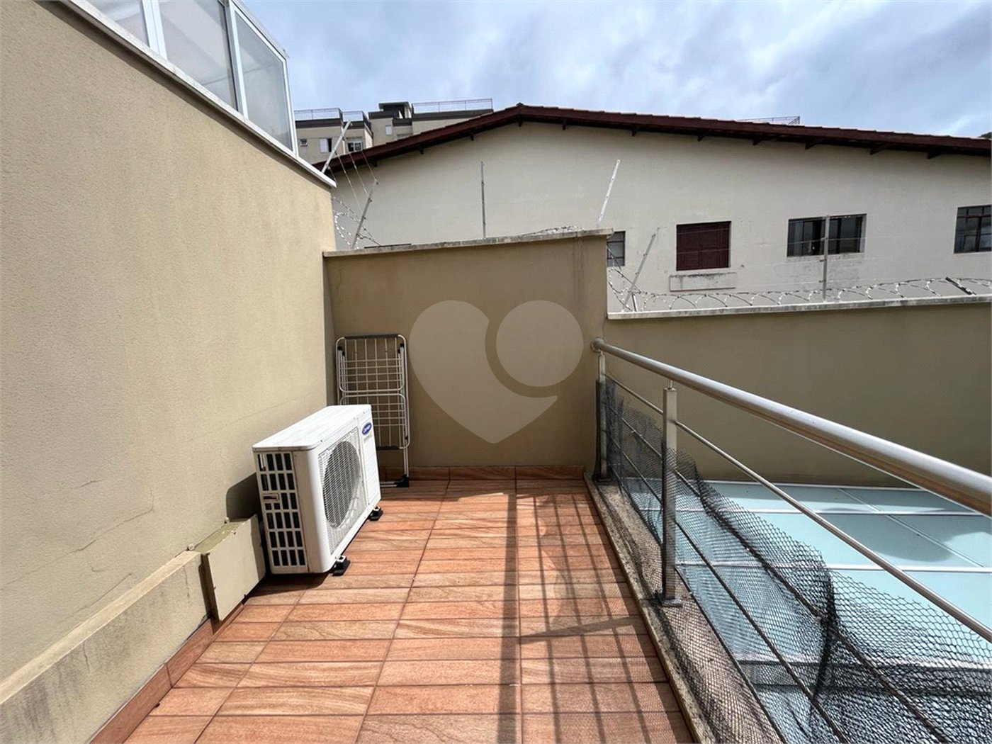Casa à venda com 4 quartos, sendo 2 suítes, no condomínio Floradas da Serra, São Paulo - SP