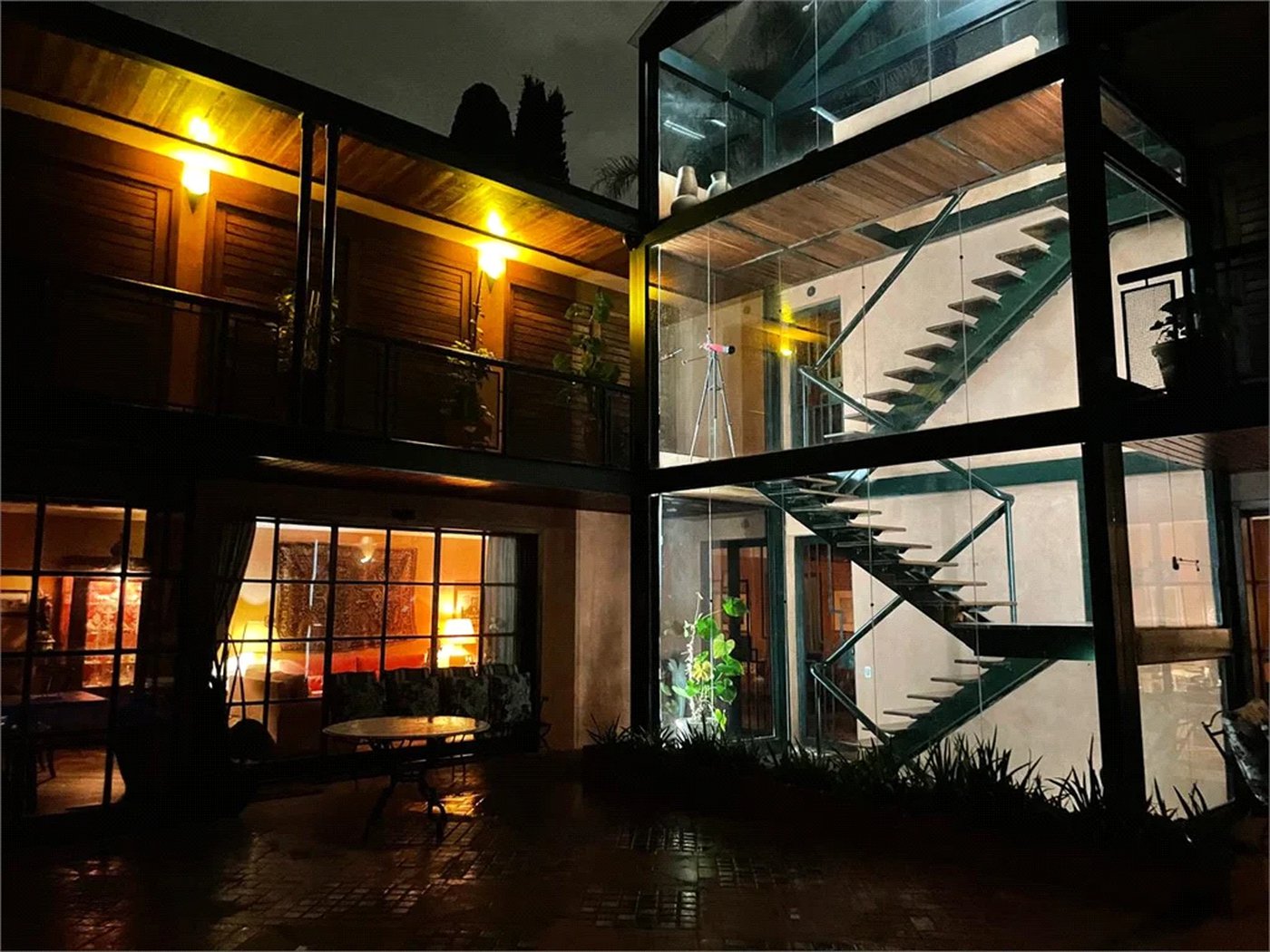 Casa à venda ou para alugar com 4 quartos, sendo 3 suítes, em Jardim Leonor, São Paulo, SP
