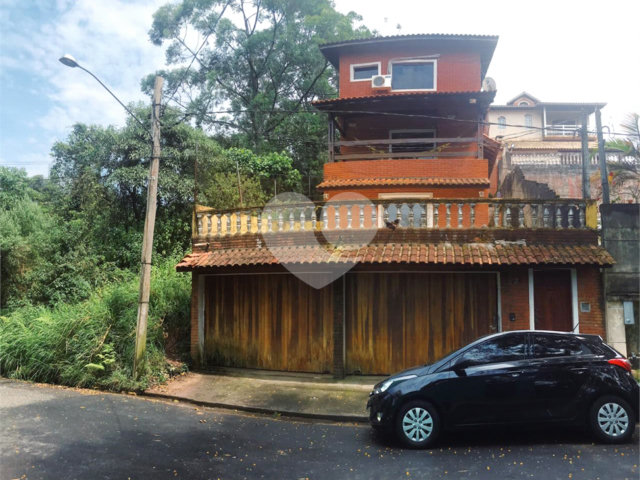 Casa à venda com 3 quartos, sendo 1 suíte,  no condomínio Iara Branca, Mairiporã - SP