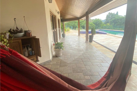 Casa à venda com 4 suítes no condomínio Vale da Santa Fé, Vinhedo - SP