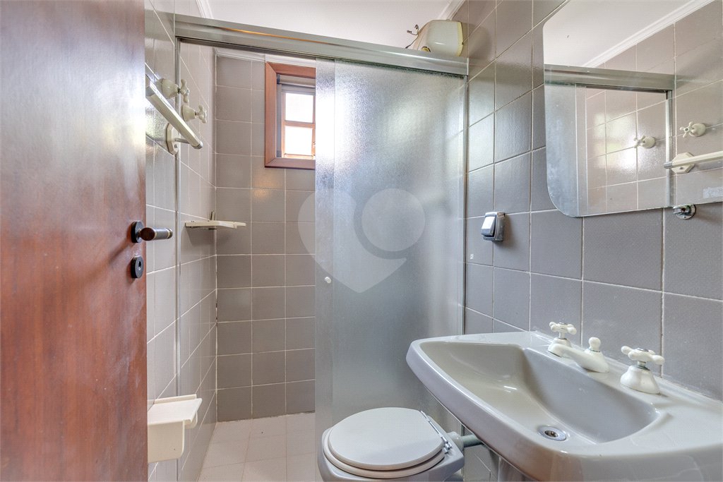 Casa à venda com 5 quartos, sendo 3 suítes, no condomínio Granja do Morumbi, São Paulo - SP