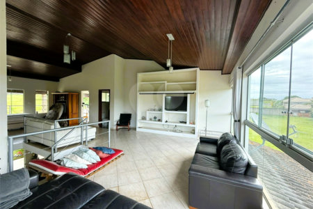 Casa à venda com 4 quartos, sendo 3 suítes, no condomínio Village da Serra, Araçoiaba da Serra - SP