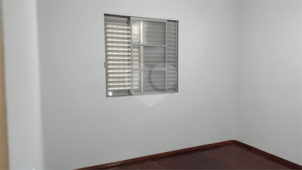 Apto com 2 dormitórios, dois banheiros , e uma garagem.