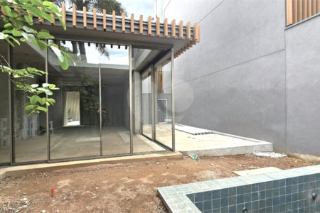 Casa à venda com 4 suítes no condomínio Plm 875, São Paulo - SP