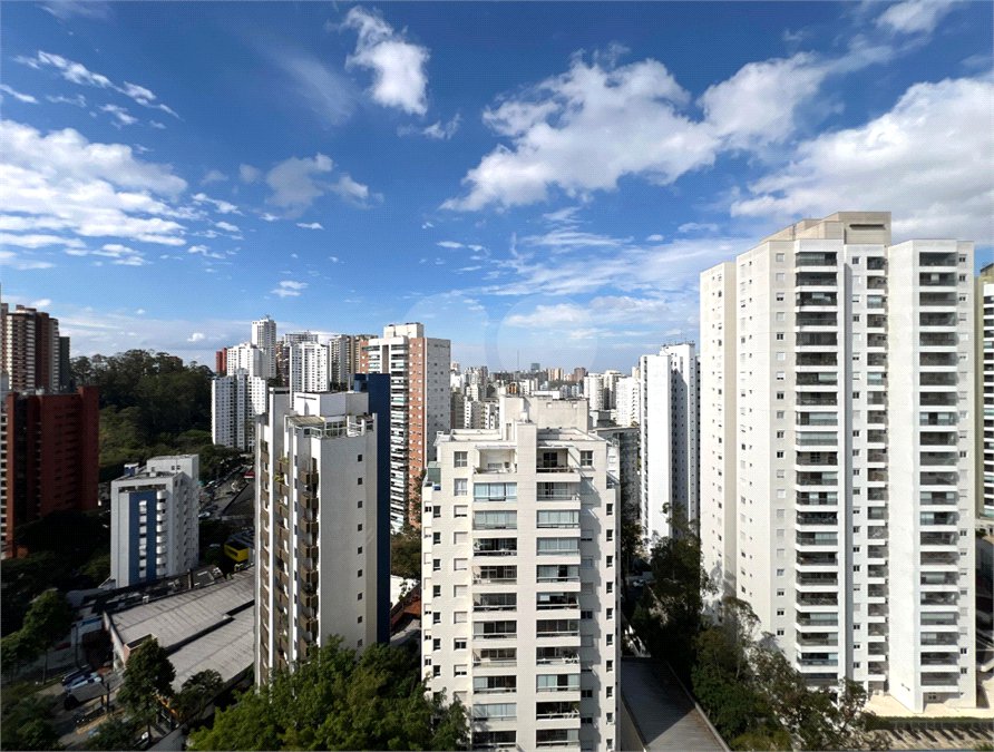 Apartamento à venda com 3 quartos, sendo 1 suíte,  em Vila Andrade, São Paulo, SP