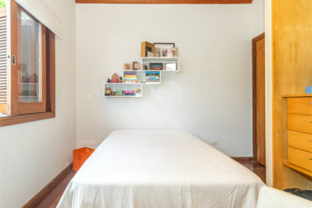 Casa à venda com 4 quartos, sendo 2 suítes, em Jardim Marajoara, São Paulo, SP
