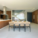 Indaiatuba - Condominio Villa Sapezal - 318 m² de Terreno - 230 m² de Área Construída - 3 suítes, sendo 1 Master com closet planejado - Sala de TV - Sala de estar integrada à Sala de jantar - Cozinha com móveis planejados - Despensa - Escritório planejado - Lavabo - Piscina com preparação para aquec