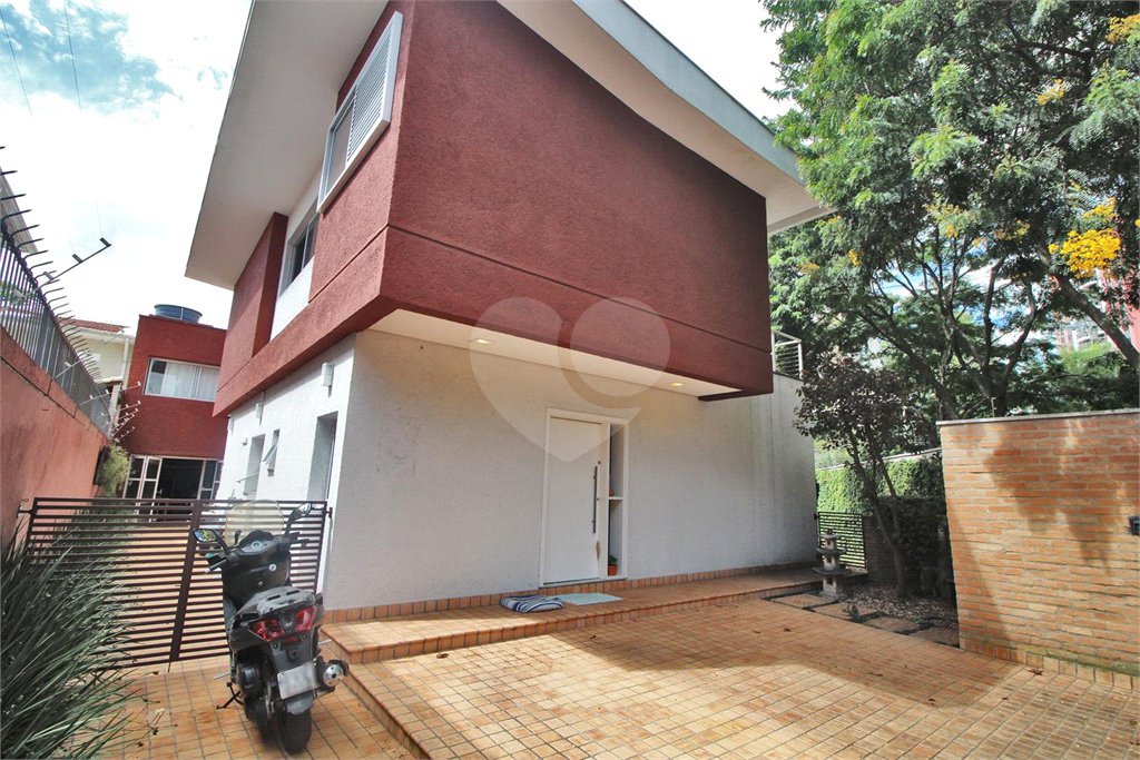 Casa à venda com 3 quartos, sendo 1 suíte, em Vila Mariana, São Paulo, SP
