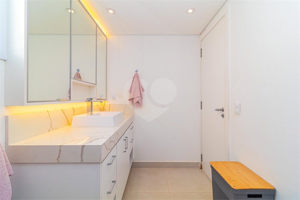 Apartamento à venda com 3 quartos, sendo 1 suíte,  em Alto da Boa Vista, São Paulo, SP