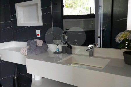 Casa à venda com 4 quartos, sendo 3 suítes, em Albatroz, Armação dos Búzios, RJ