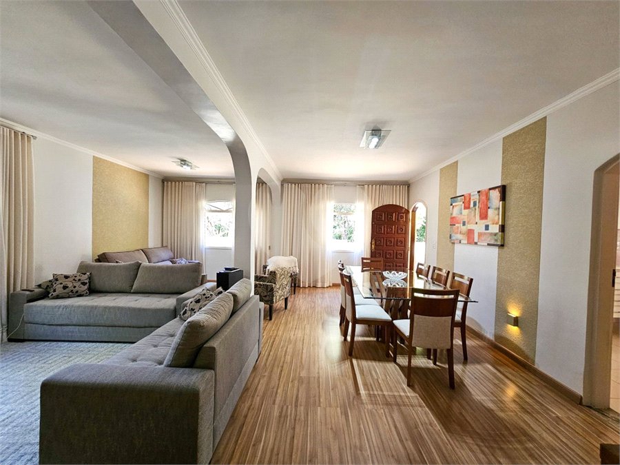 Casa térrea em Atibaia com 3 dormitórios (2 suítes), piscina, espaço gourmet, condomínio fechado