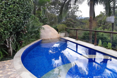 Casa à venda com 4 quartos, sendo 1 suíte, no condomínio Clube da Montanha, Atibaia - SP