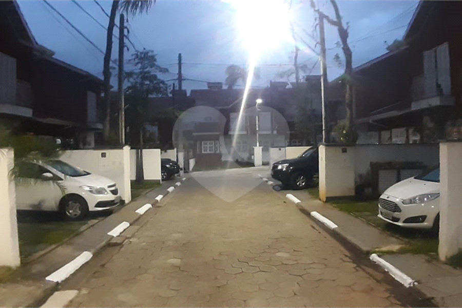 Casa à venda com 3 quartos, sendo 1 suíte, no condomínio Village Palmas, São Paulo - SP