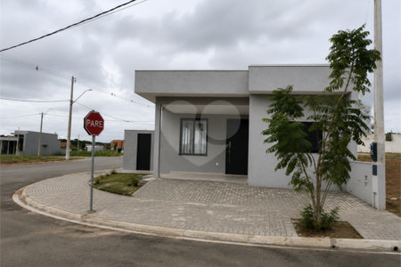 Casa à venda com 3 quartos, sendo 1 suíte,  no condomínio Tivolli, Itapetininga - SP