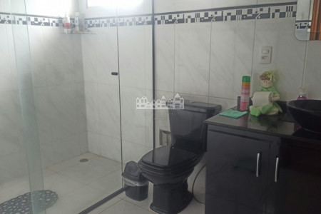 Casa à venda com 3 quartos, sendo 1 suíte, no condomínio Serra da Estrela, Atibaia - SP