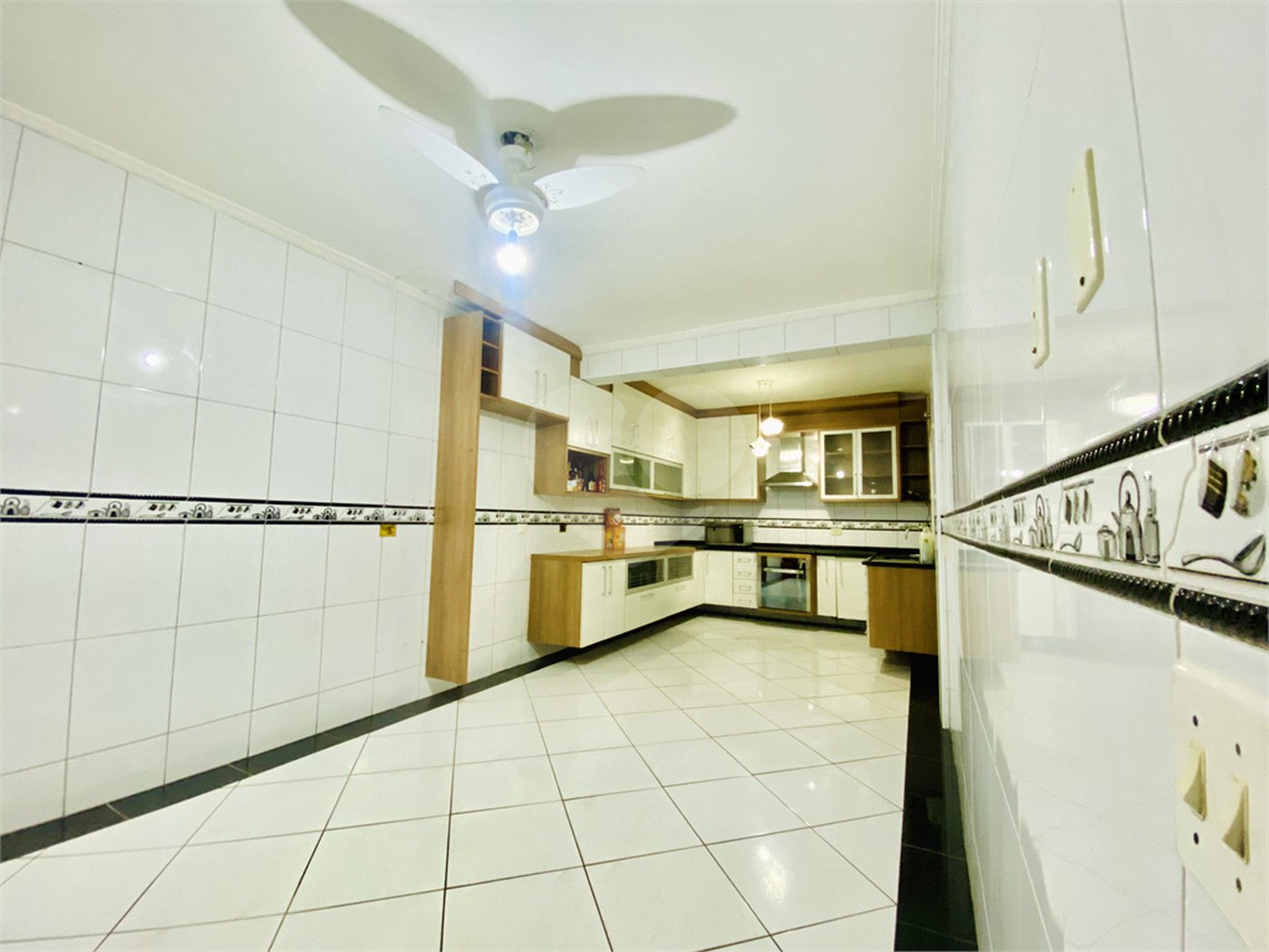 Sobrado à venda com 4 quartos, sendo 1 suíte, em Vila Gilda, Santo André, SP