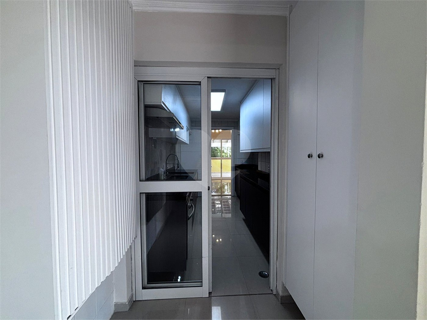 Sobrado à venda com 3 quartos, sendo 1 suíte, no condomínio Villagio da Granja, Cotia - SP
