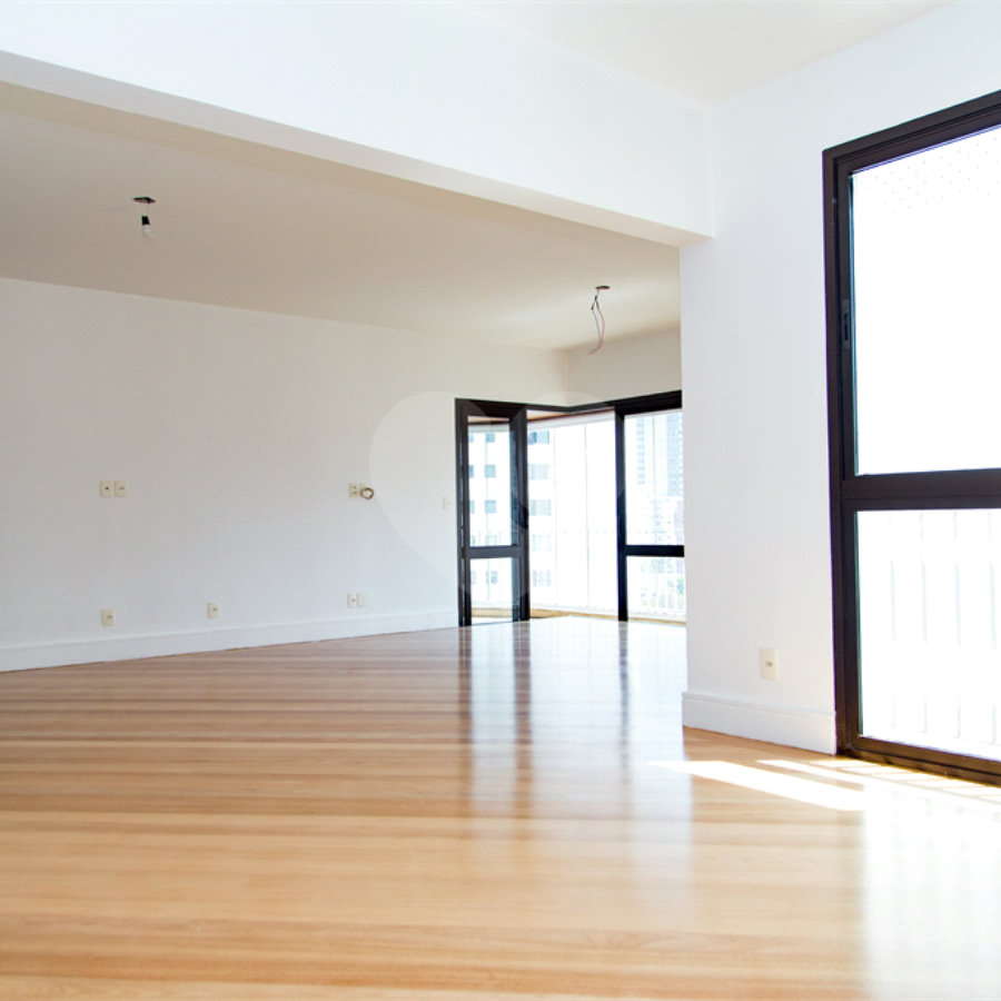Apartamento à venda com 3 suítes em Moema, São Paulo, SP