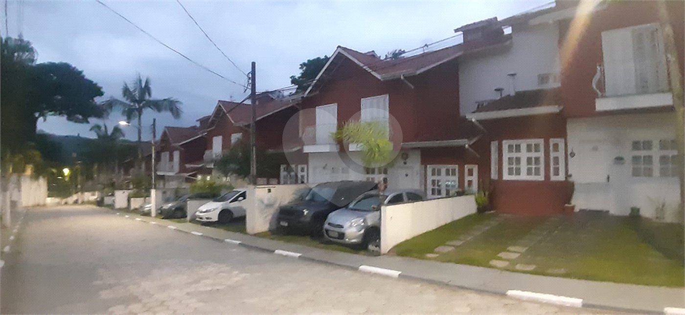 Casa à venda com 3 quartos, sendo 1 suíte, no condomínio Village Palmas, São Paulo - SP
