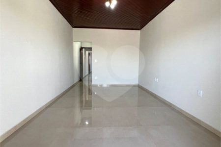 Sobrado à venda com 3 quartos, sendo 1 suíte, em Conjunto Habitacional Brás Cubas, Mogi das Cruzes, SP