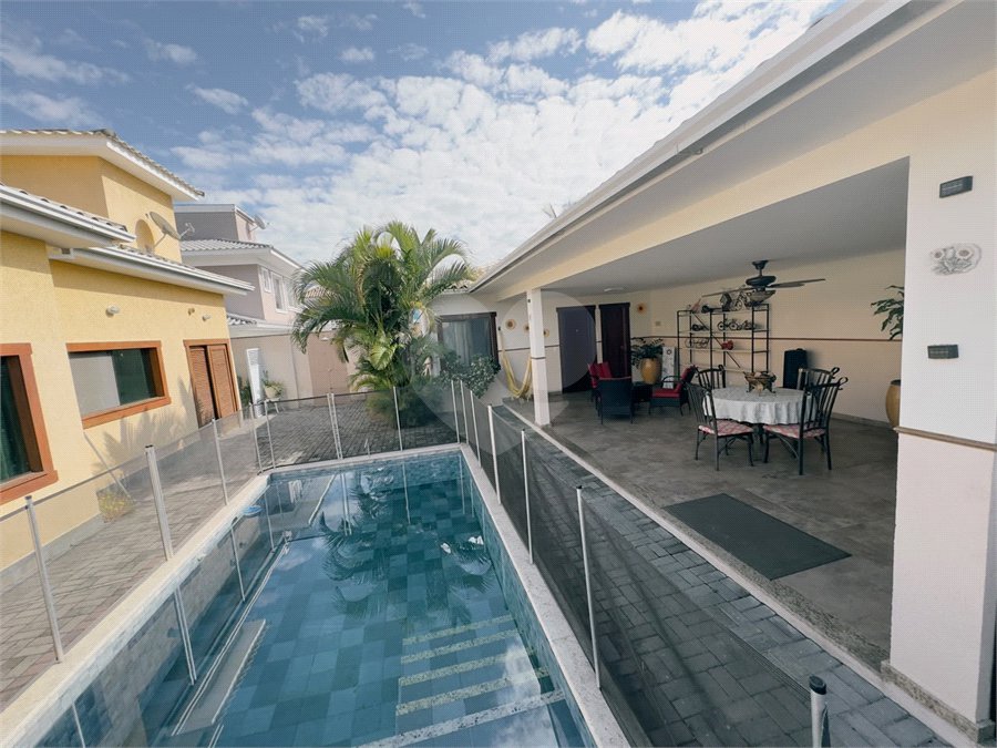 Casa em condomínio à venda com 4 quartos, sendo 2 suítes,  em Caravelas, Armação dos Búzios, RJ
