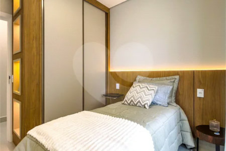 Casa Térrea – Condomínio Maria Cândida - 300 m² de terreno - 212 m² de área construída - 4 vagas de garagem, sendo 2 cobertas - Sala de jantar e estar integradas, com pé-direito duplo e cortina - 3 suítes com ar-condicionado, sendo 1 master com closet – planejado – Roupeiro – Escritório - Cozinha
