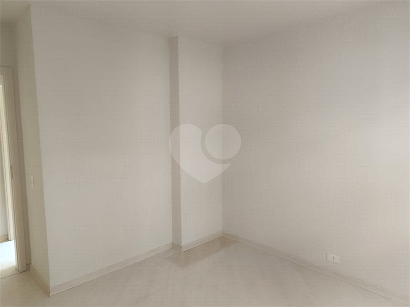 Apartamento à venda com 3 quartos, sendo 1 suíte, em Moema, São Paulo, SP