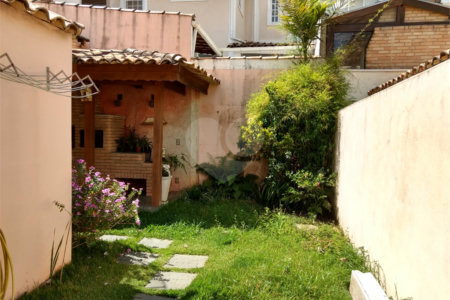 Casa à venda com 3 quartos, sendo 1 suíte, no condomínio Villaggio Dei Fiori, Louveira - SP