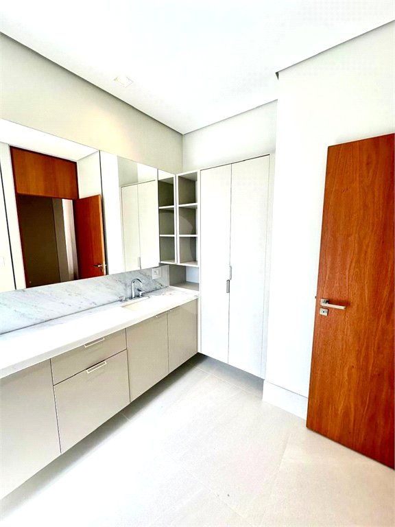 Casa à venda com 4 quartos, sendo 3 suítes, no condomínio Residencial Tivoli Park, Sorocaba - SP
