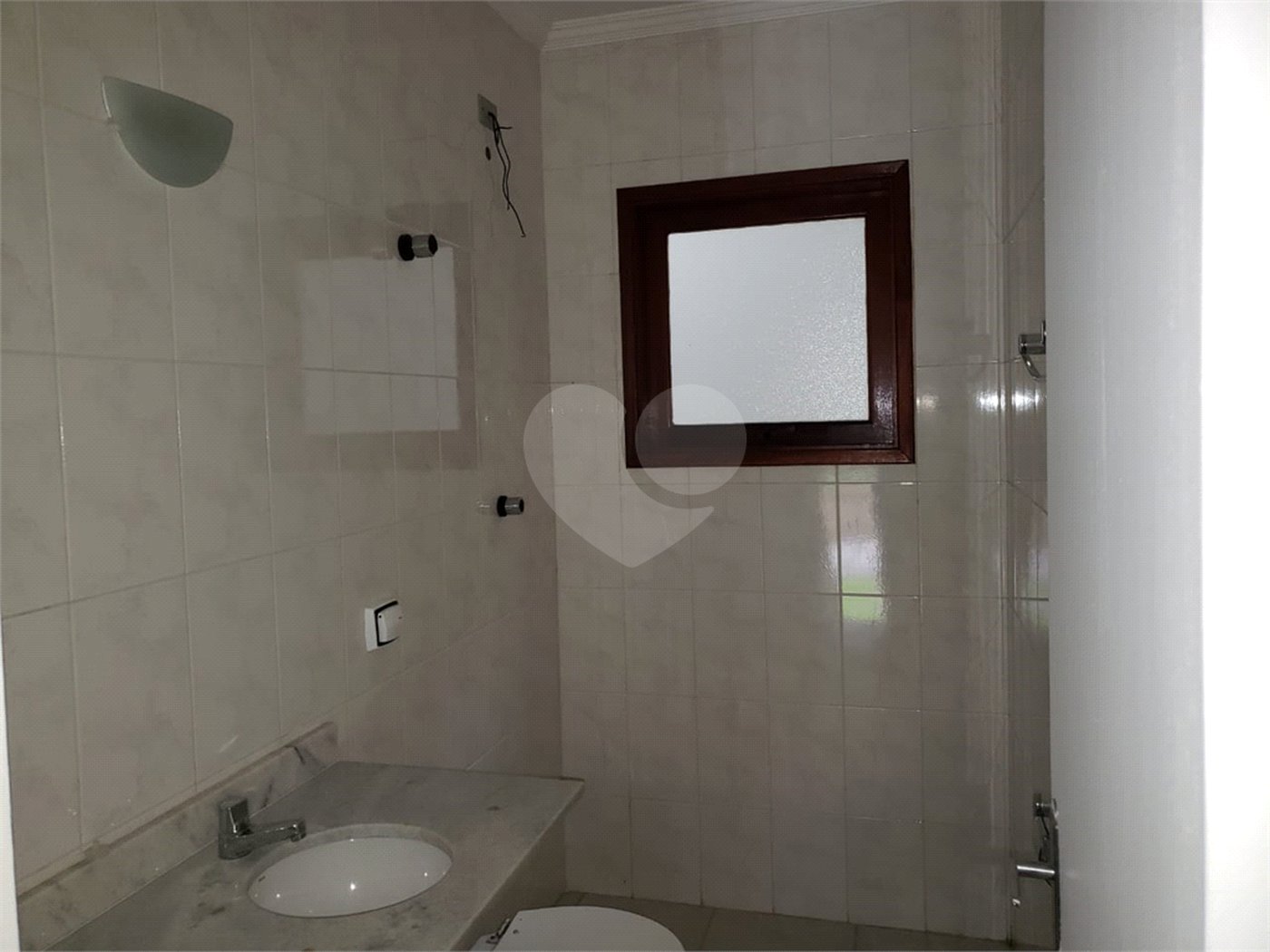 Casa à venda com 3 quartos, sendo 1 suíte, no condomínio Morada dos Pássaros, São Paulo - SP