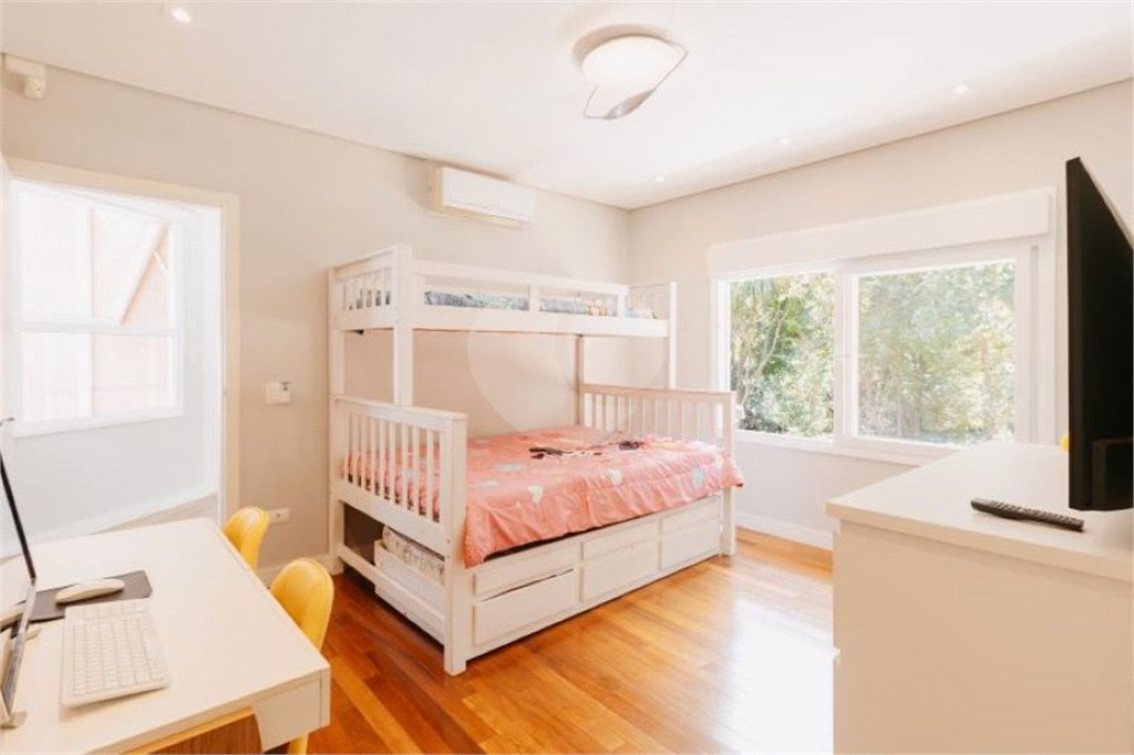 Casa à venda com 5 quartos, sendo 4 suítes, no condomínio Figueira Garden, Atibaia - SP