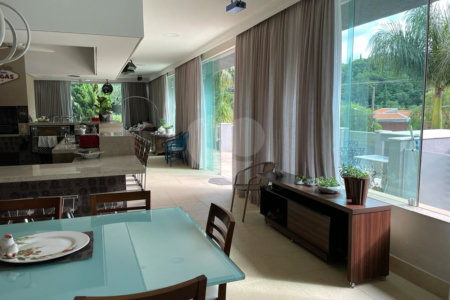 Casa à venda com 4 quartos, sendo 3 suítes, no condomínio Vila Hípica I, Vinhedo - SP