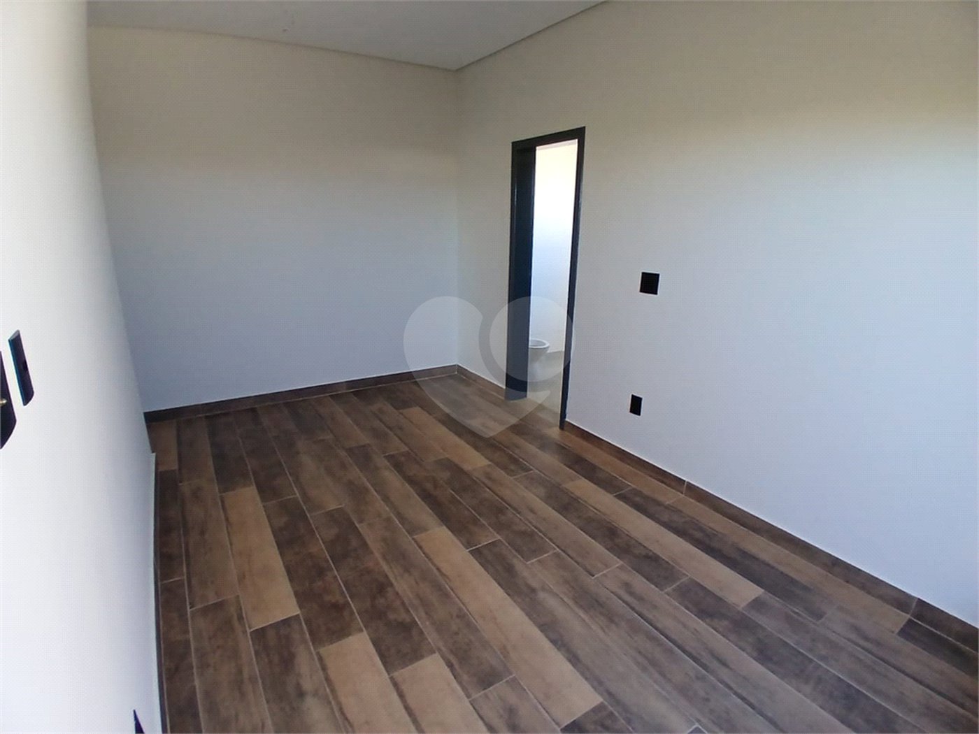 Casa à venda com 3 quartos, sendo 1 suíte,  no condomínio Jardim, Sorocaba - SP