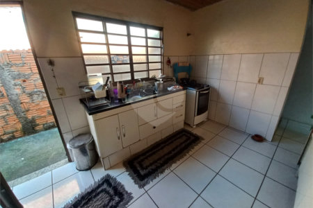 Casa térrea com 2 dormitórios.