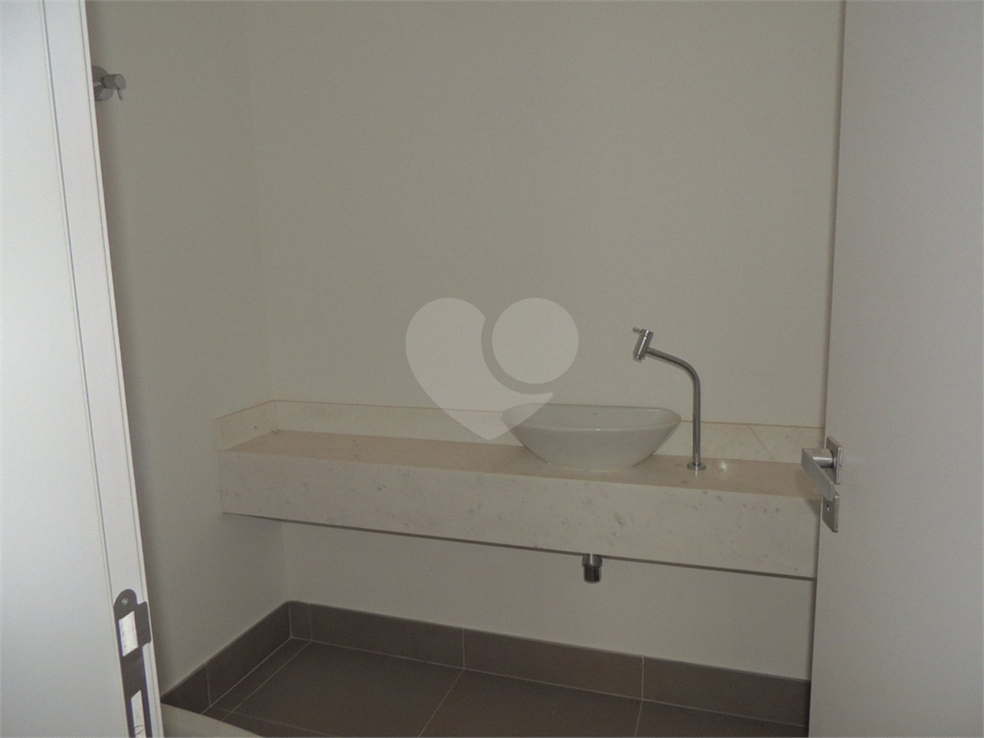 Casa à venda com 3 suítes no condomínio Jardim Flora, São Paulo - SP