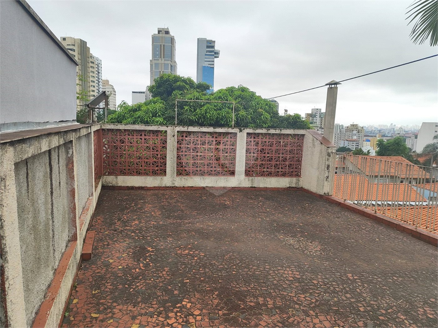Casa à venda com 4 quartos, sendo 2 suítes, no condomínio Chácara das Rosas, São Paulo - SP
