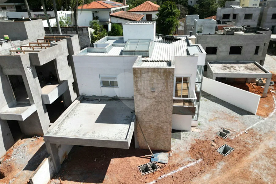 Casa à venda com 4 quartos, sendo 2 suítes, no condomínio Residencial Floresta, São Paulo - SP