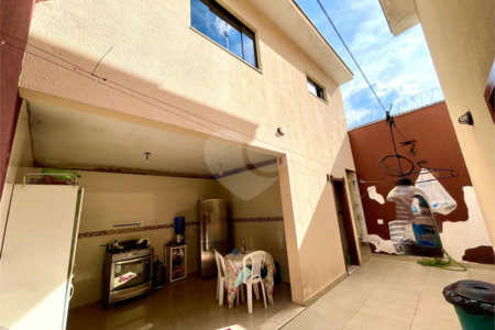 Sobrado à venda com 4 quartos, sendo 1 suíte, em Jardim Santa Bárbara, Sorocaba, SP