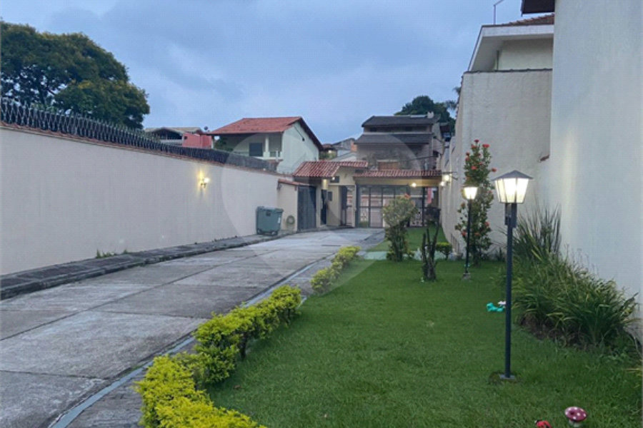 Casa à venda com 3 quartos, sendo 1 suíte, no condomínio Residencial Santa Teresinha, São Paulo - SP