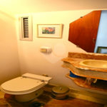 Apartamento à venda com 3 quartos, sendo 1 suíte, e 4 banheiros no total.