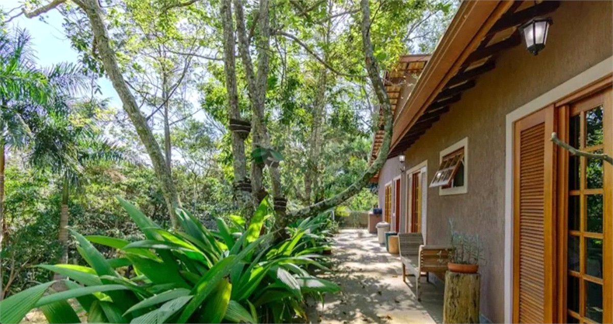Casa à venda com 4 quartos, sendo 2 suítes,  em Granja Viana, Cotia, SP