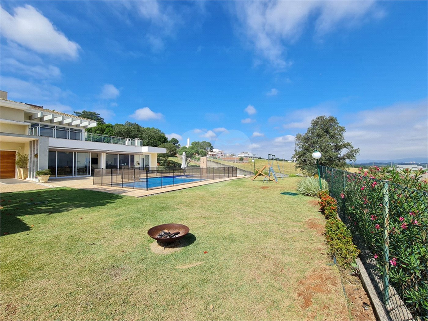Casa à venda ou para alugar com 4 suítes no condomínio Residencial Jardim Primavera, Louveira - SP
