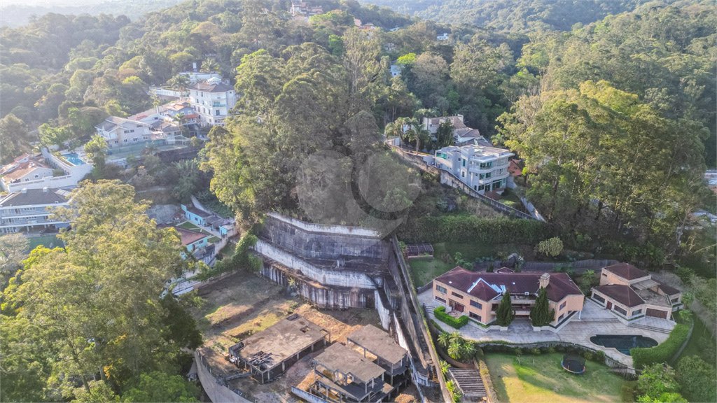 Casa à venda ou para alugar com 4 quartos, sendo 3 suítes,  no condomínio Da Serra, São Paulo - SP